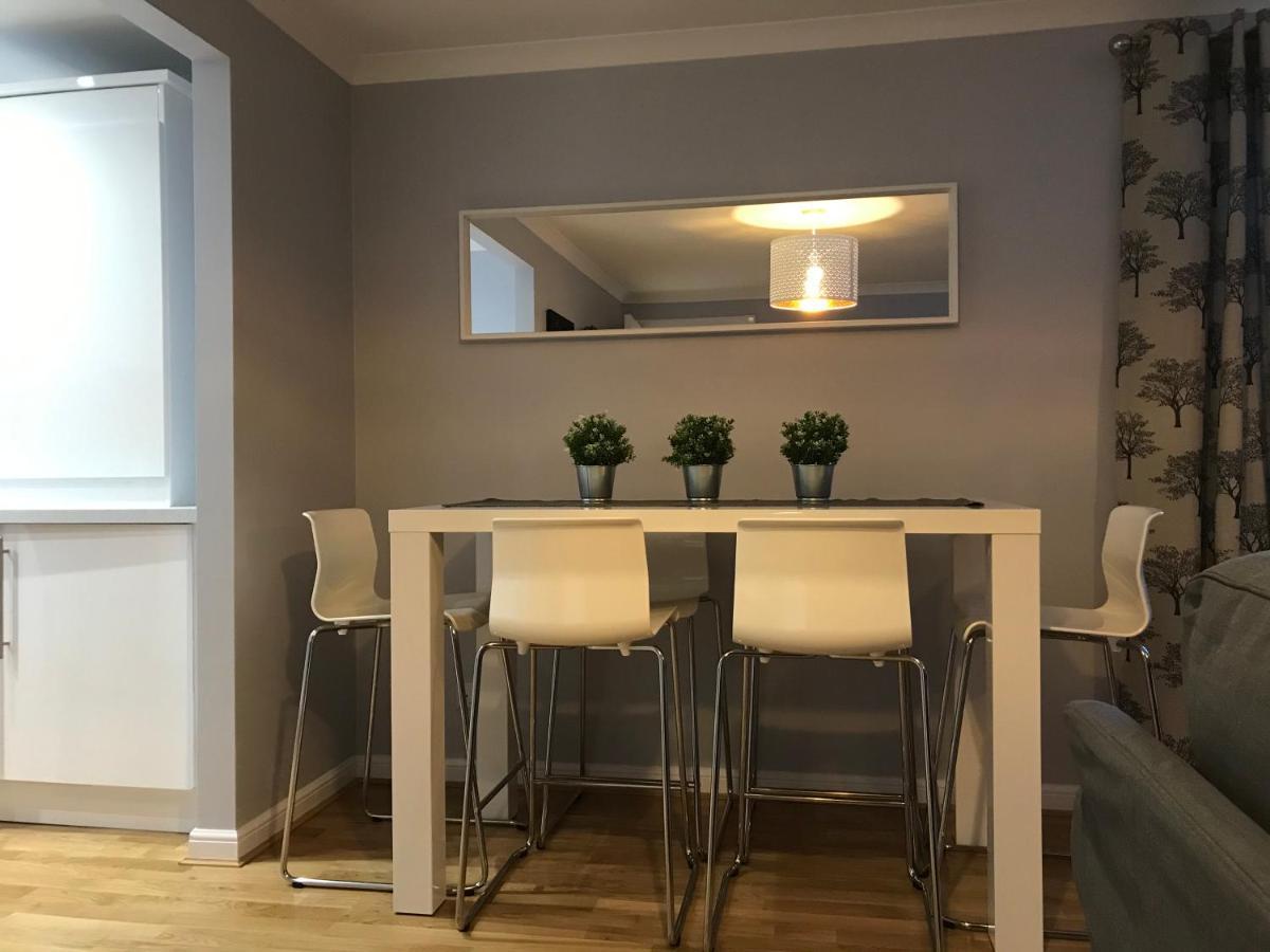 Flat One, 212 Eaglesham Road, East Kilbride, Глазгоу Екстериор снимка